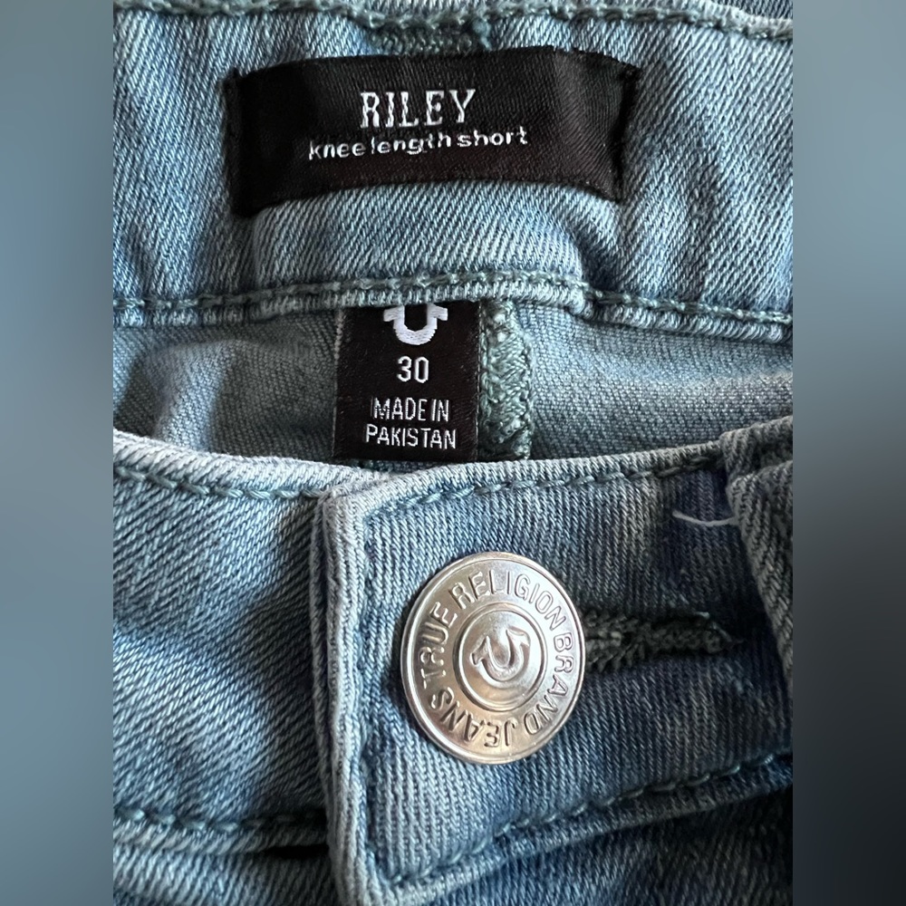 True Religion Women’s Riley Knee Length Light Wash Raw Hem Jean Shorts Size 30 - Picture 7 of 11